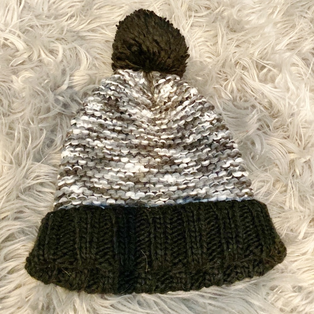Adorable pom pom hat!!